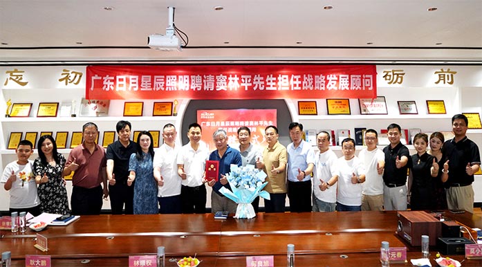 擔(dān)任發(fā)展顧問6 擔(dān)任發(fā)展顧問6